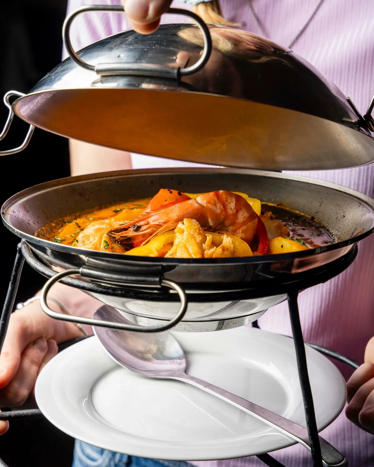 Uma cataplana de gambas servida à mesa