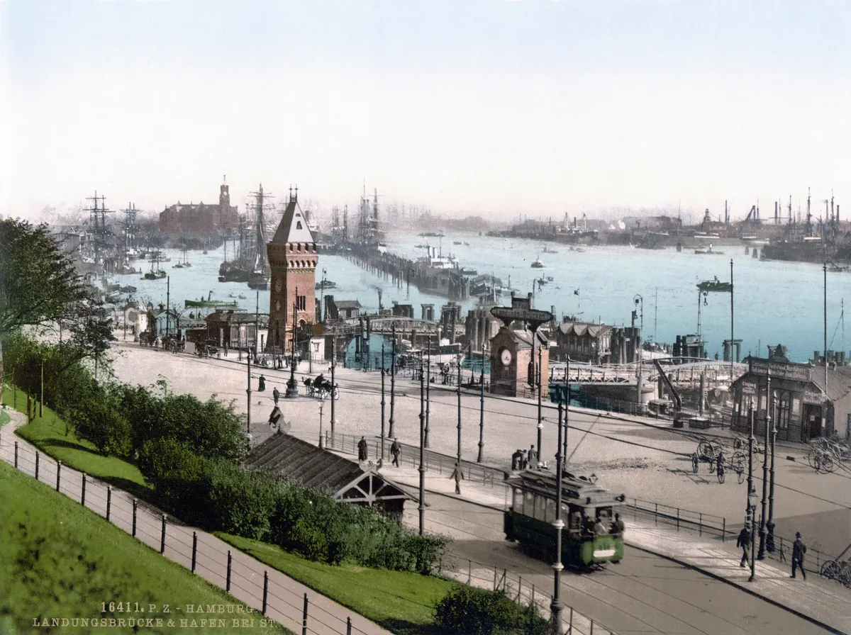 The Landungsbrücken around 1900, a few steps from our door. (Photochrom, Library of Congress / Wikimedia Commons, public domain)