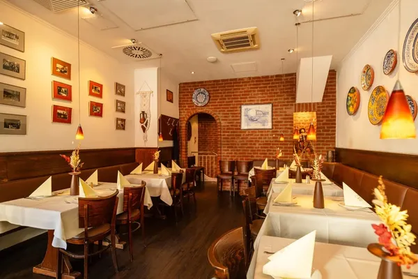 A sala com a parede de tijolo