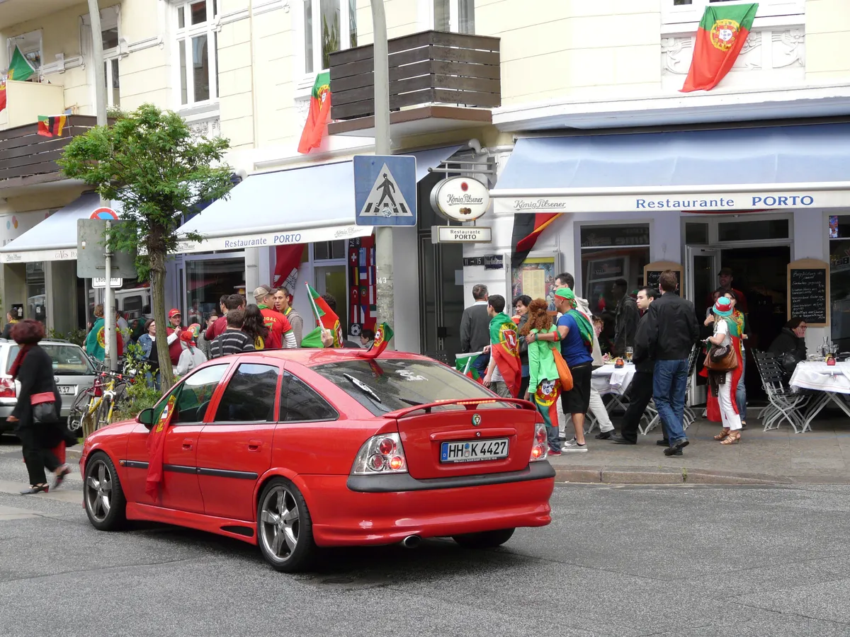 And the quarter today: when Portugal plays, Ditmar-Koel-Straße is covered in flags – right outside our door.